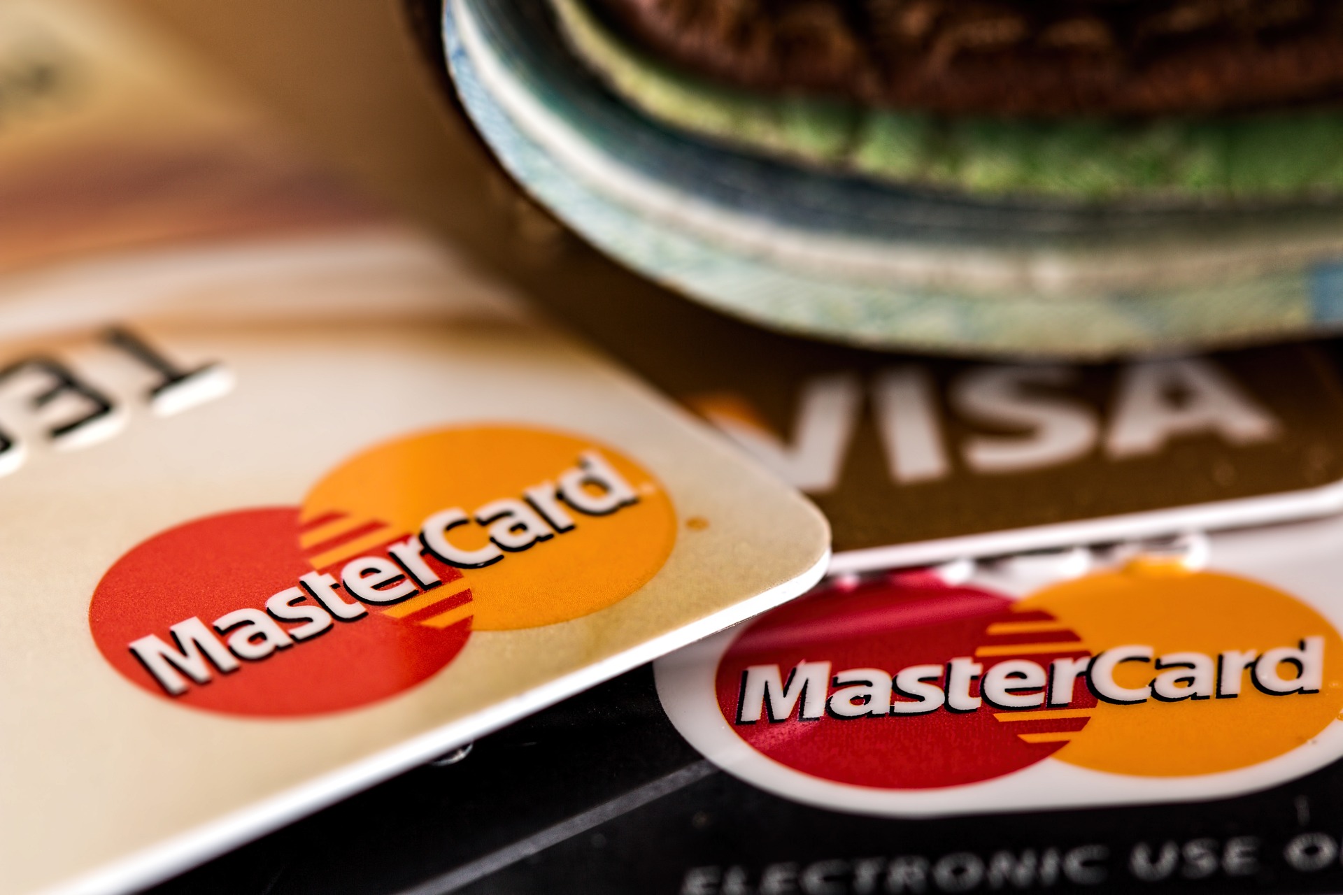 Verschiedene Kreditkarten übereinander gestapelt - ist hier die beste Kreditkarte bei?