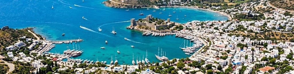 Panorama-Aussicht auf die Küste von Bodrum in der Türkei mit türkisfarbenem Meer und Yachthafen – ideal für Reisende, die sich fragen: Kann man in der Türkei mit Euro bezahlen?